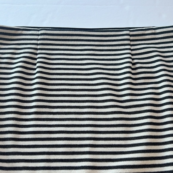 Women’s striped skirt, black and cream size large 12/14 NWT - Picture 7 of 9